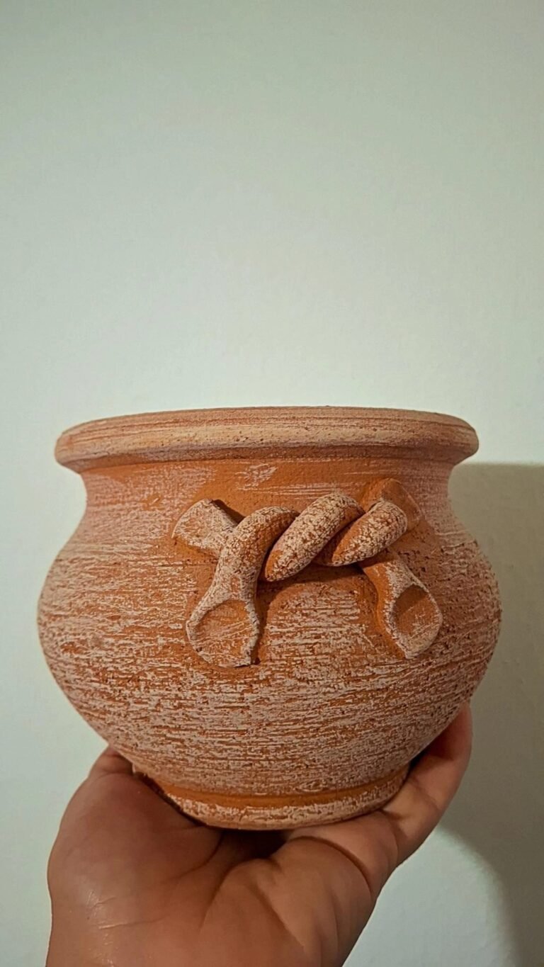 Vaso in terracotta con bordo smerlato